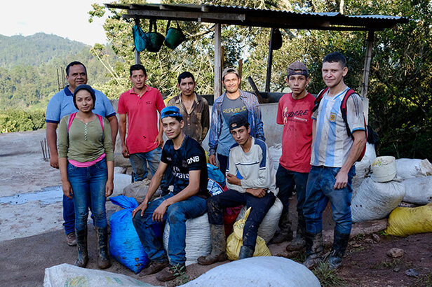 Eine Gruppe von Kleinerzeugern aus Santa Barbara, die lokale Kaffeebauern in einer bergigen Umgebung vorstellt und die nachhaltige Landwirtschaft fördert.