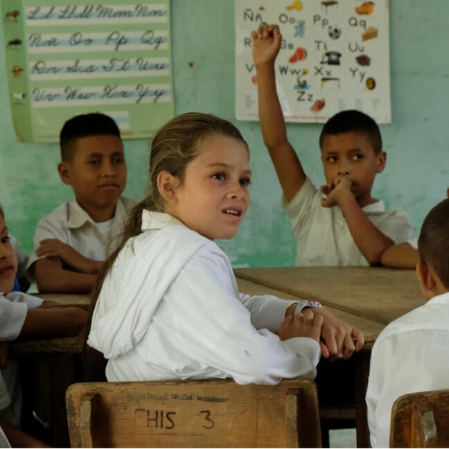 Die Schüler lernen gemeinsam in einem lebendigen Klassenzimmer, das die Zusammenarbeit und die Kommunikationsfähigkeit fördert.