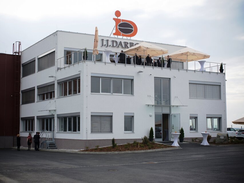 Modernes J.J. Darboven-Gebäude mit einer Dachterrasse für Veranstaltungen im Freien in einer malerischen Umgebung.