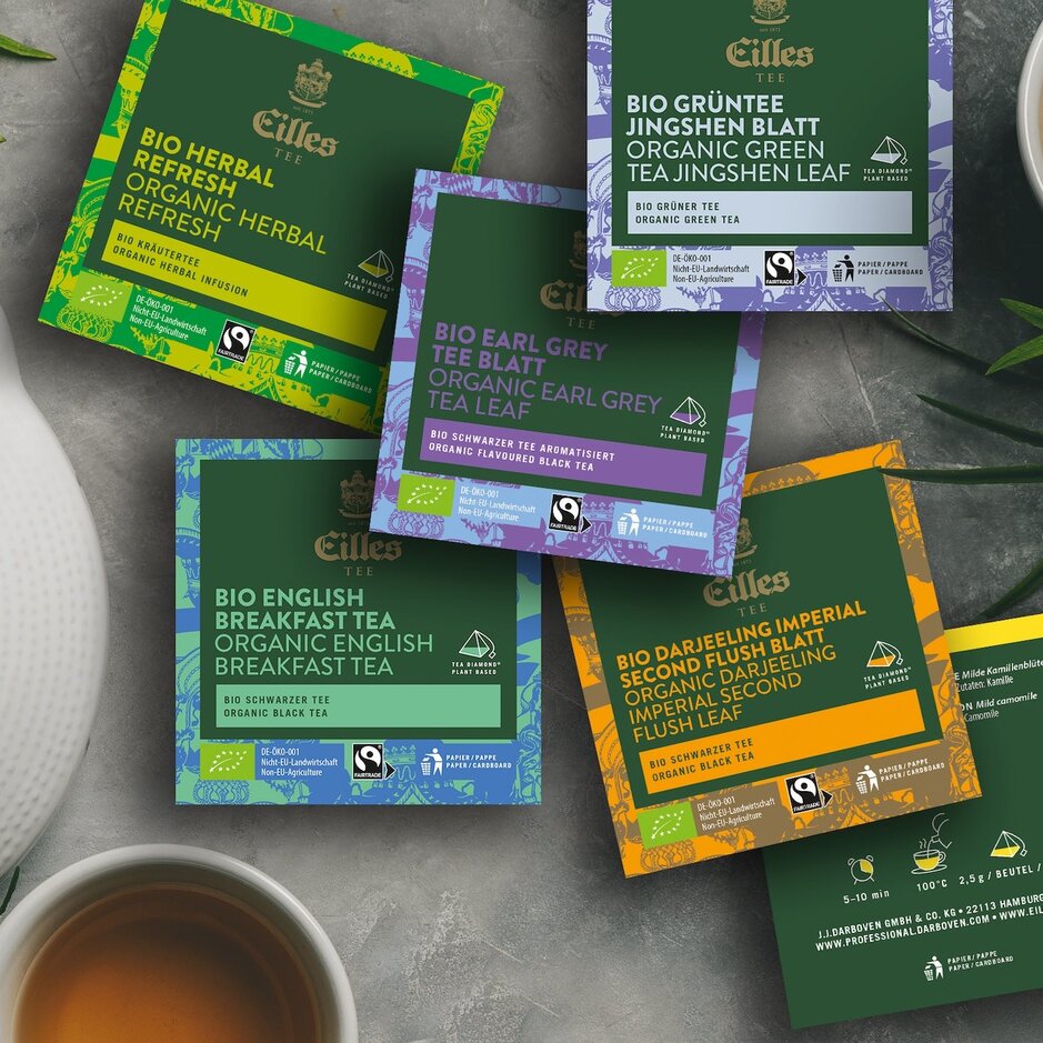 Eilles Bio-Teeauswahl mit Earl Grey, English Breakfast und mehr, präsentiert mit Teekanne und Tasse.