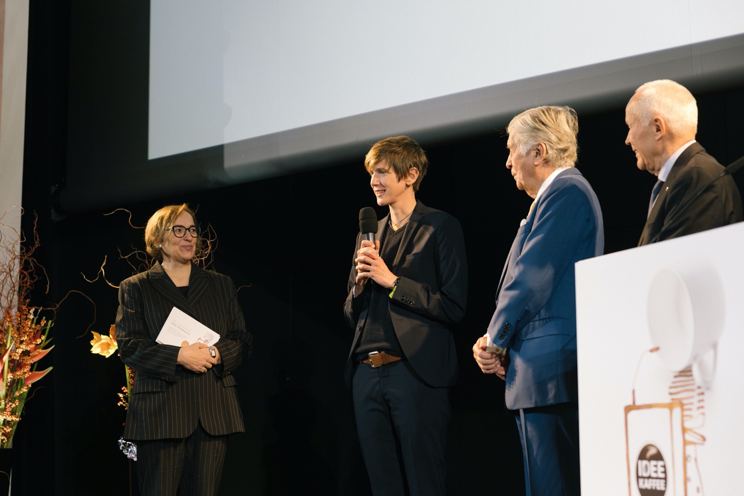 Preisverleihung des 15. Darboven IDEE-Förderpreis in Hamburg - Frau Schuhen am Mikrofon