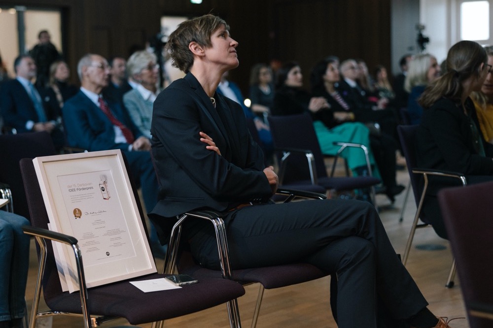 Preisverleihung des 15. Darboven IDEE-Förderpreis in Hamburg - Frau Schuhen mit Preis am Platz