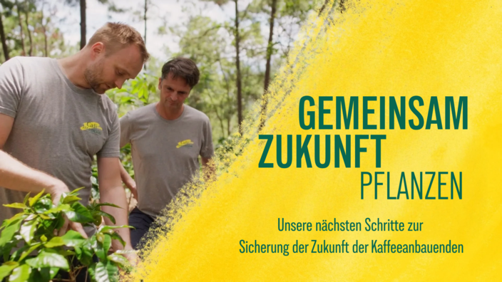 Zwei Männer arbeiten gemeinsam auf einer Kaffeeplantage und setzen sich für eine nachhaltige Landwirtschaft ein, um eine sichere Zukunft für die Kaffeeproduktion zu gewährleisten.