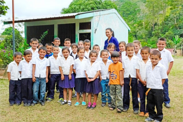 Schüler der Escuela José Cecilio del Valle in San Nicolas mit ihrer Lehrerin vor dem Schulgebäude (Besuch 2016)