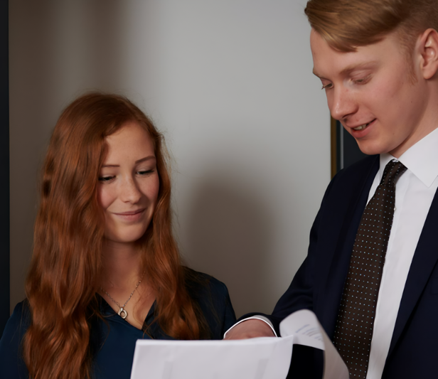 Kollegen besprechen Dokumente in einer modernen Büroumgebung, die von Zusammenarbeit und Professionalität zeugt.